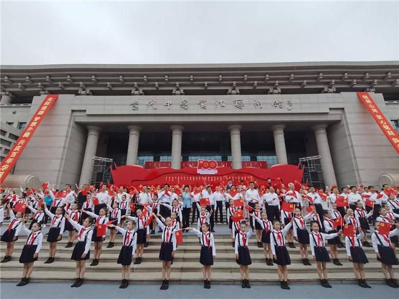 印度阅兵式大秀“女性力量” 265名女兵炫摩托特技